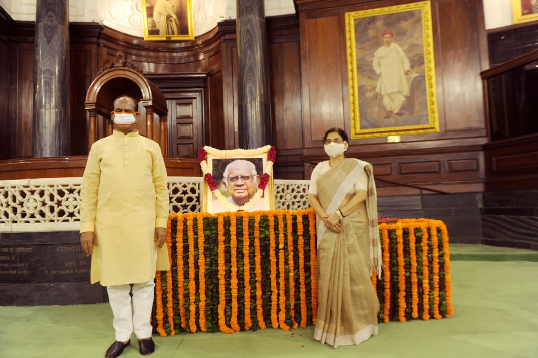 Speaker, Lok Sabha, Shri Om Birla, and other dignitaries paid tributes to the former Speaker, Lok Sabha, Shri Somnath Chatterjee