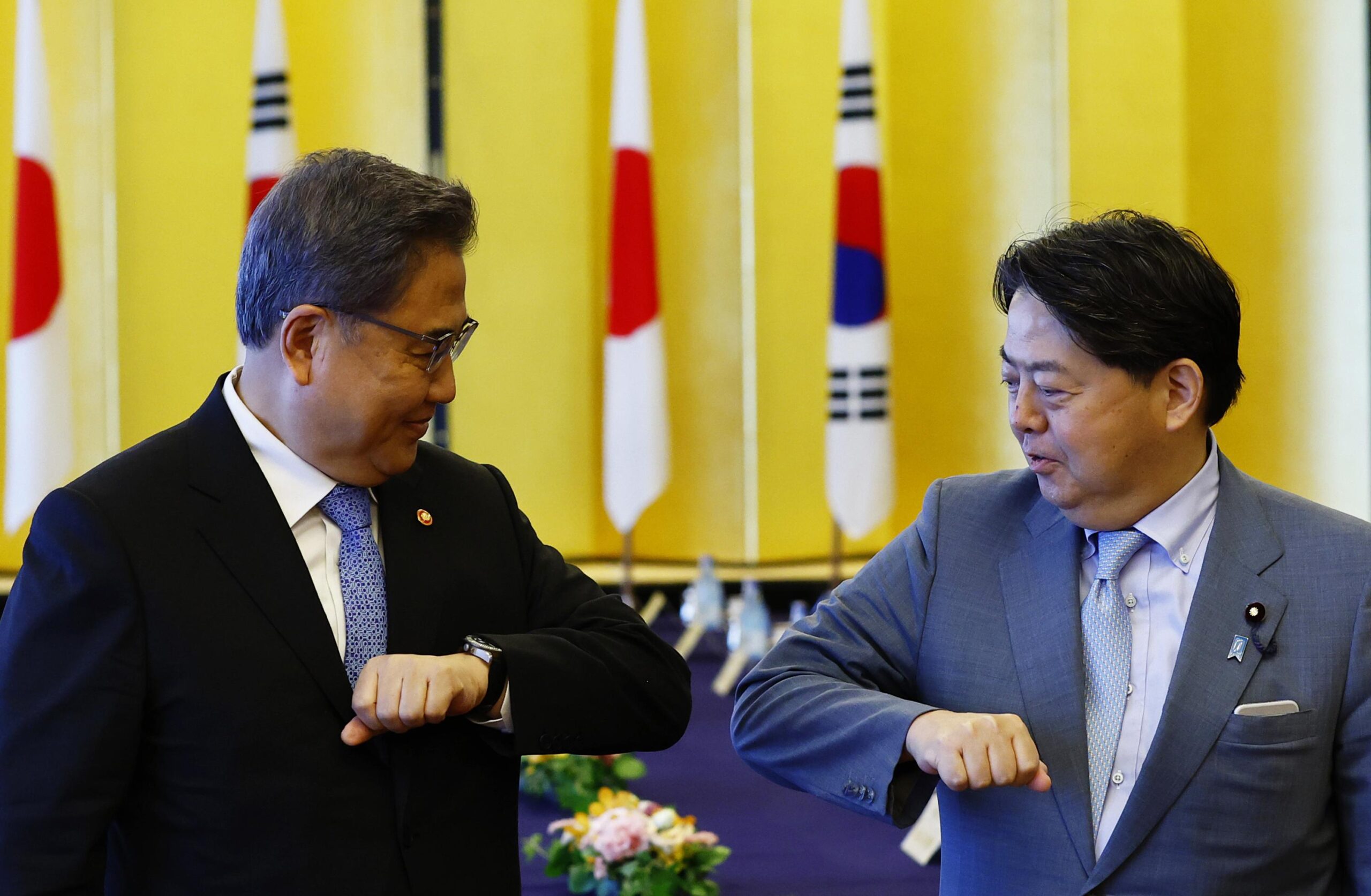 Japanese PM meets SKorean FM on bilateral ties