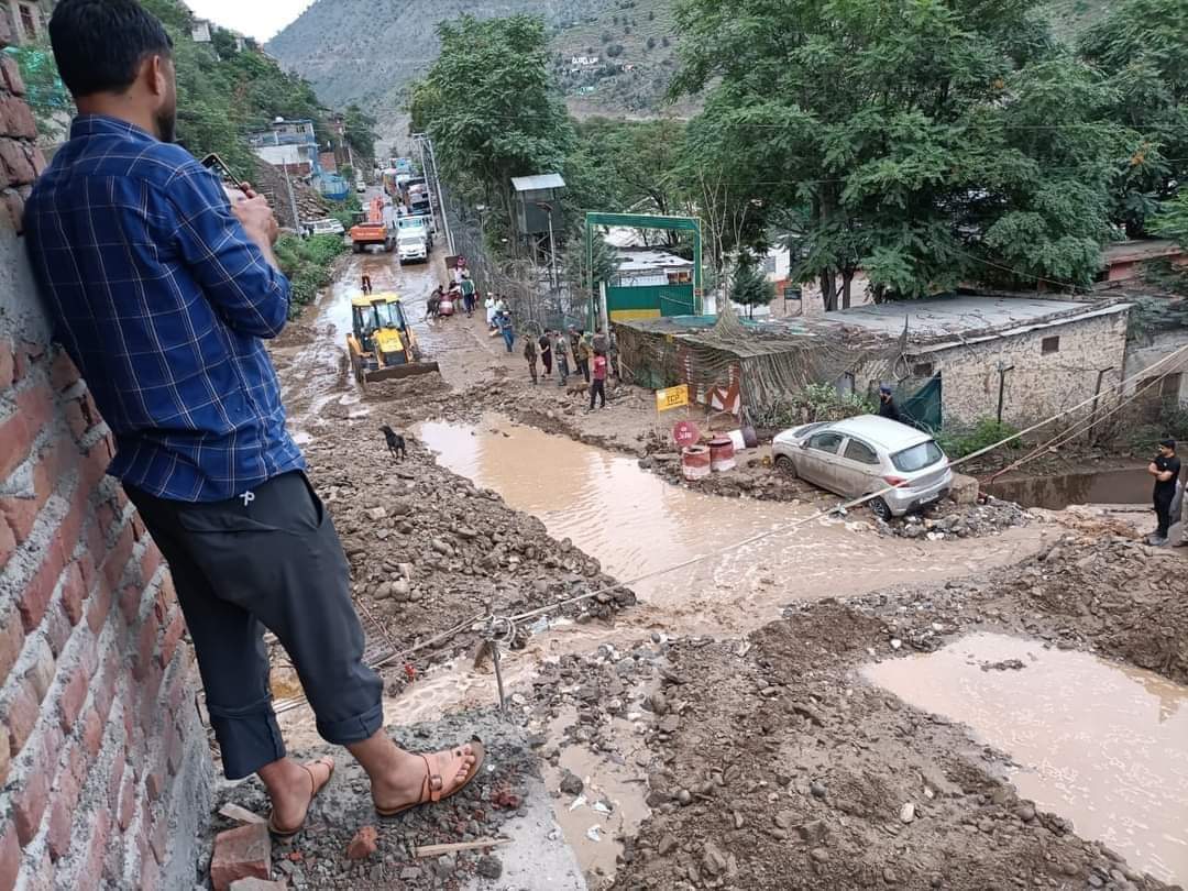 Cloudburst, ﬂash ﬂoods damage roads,property in J&K, Kargil