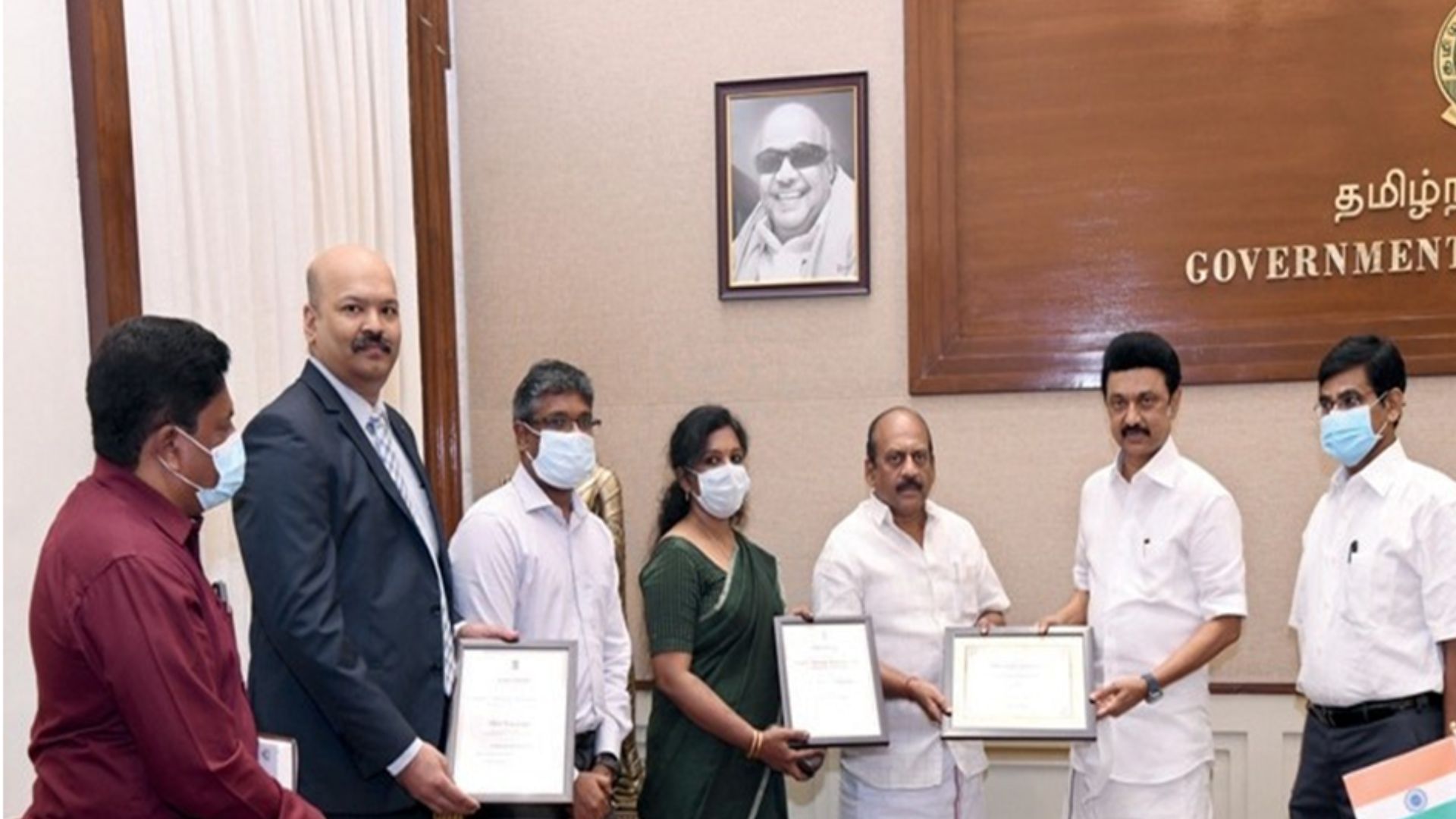 MINISTER FOR MICRO, SMALL, AND MEDIUM ENTERPRISES CALLED ON THE HON'BLE CHIEF MINISTER WITH THE AWARD BAGGED BY TAMIL NADU AS A LEADER AND AN INSTITUTIONAL CHAMPION IN THE STATES STARTUP RANKING 2021.