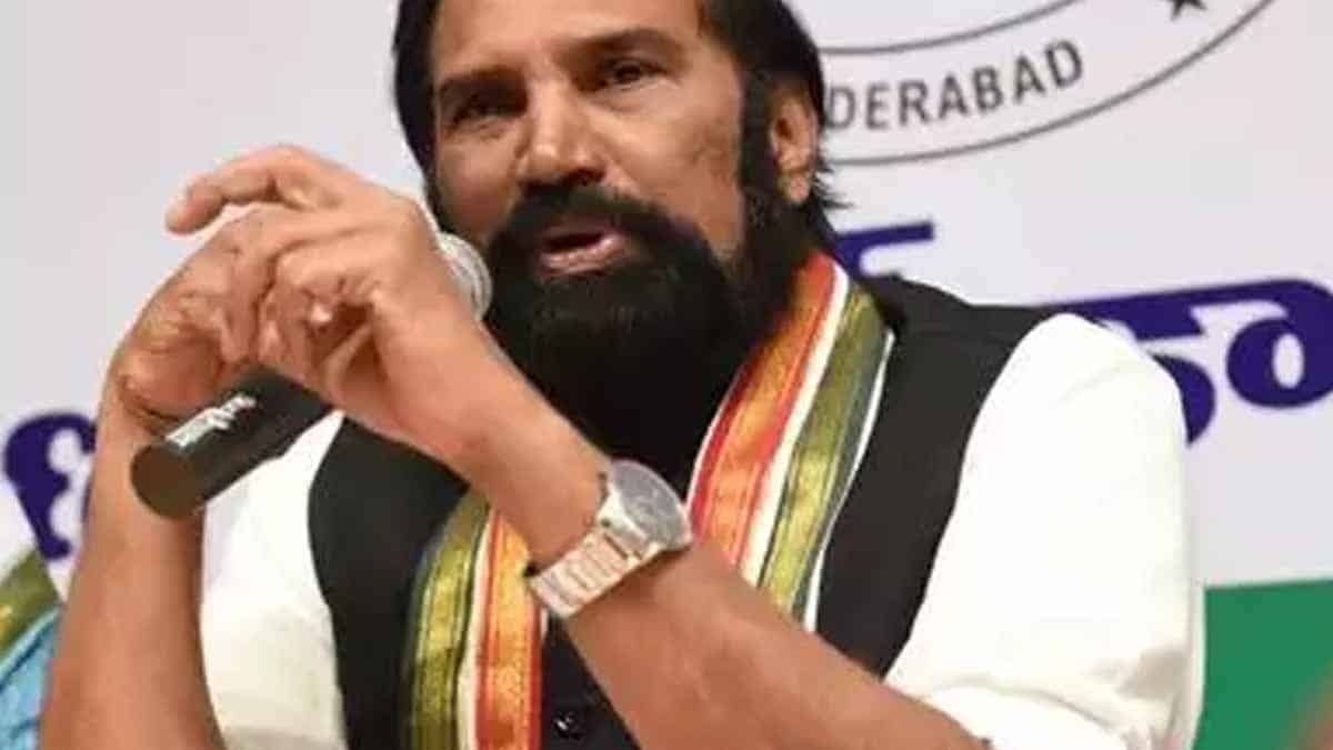 TRS, BJP Govts are destroying the paddy farmers: Uttam