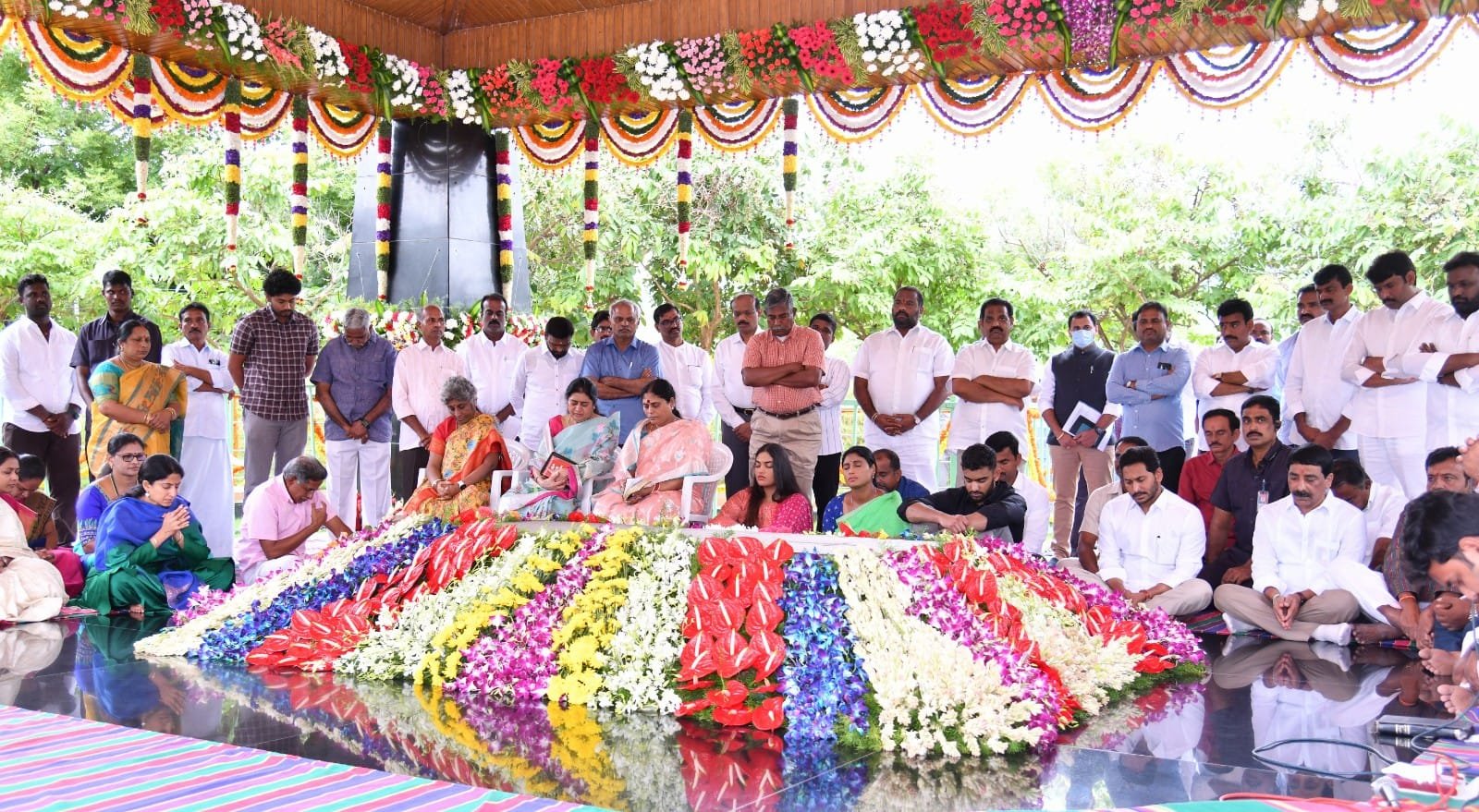 Jagan, and Sharmila pay tributes to YSR on the birth anniversary