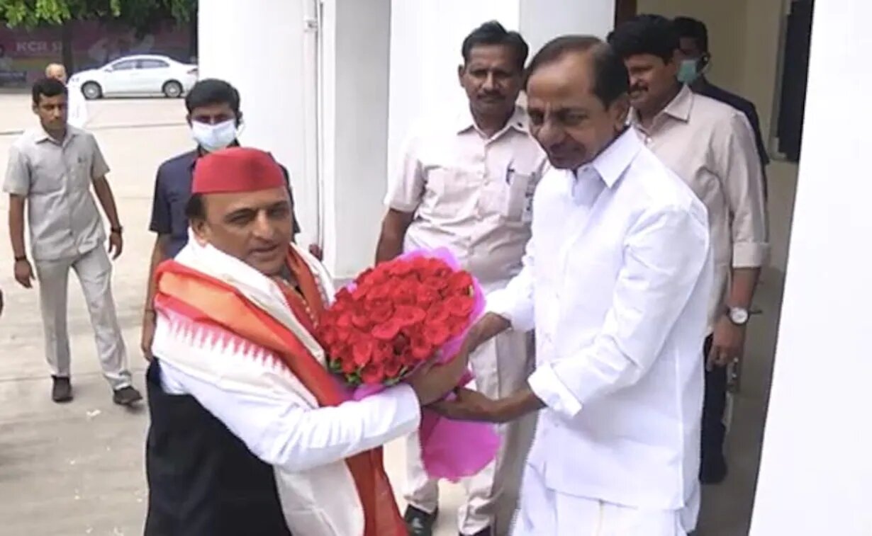 KCR meets Akhilesh Yadav in Delhi