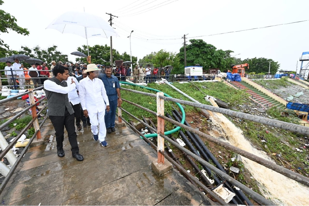 KCR sees conspiracy behind Godavari floods