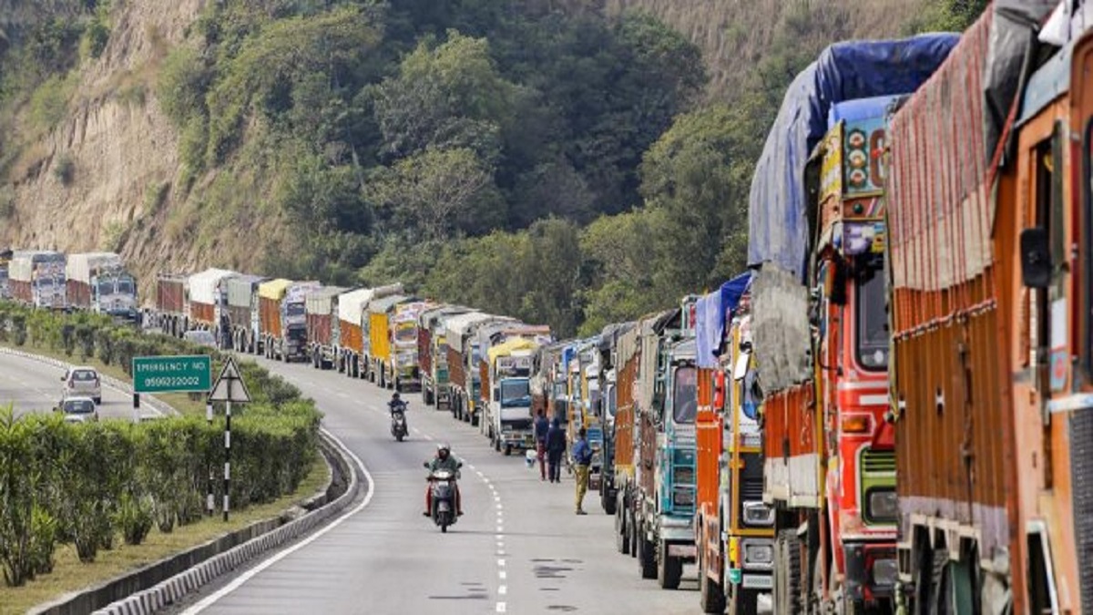 JAMMU˨SRINAGAR NATIONAL HIGHWAY REMAINS CLOSED FOR TRAFFIC