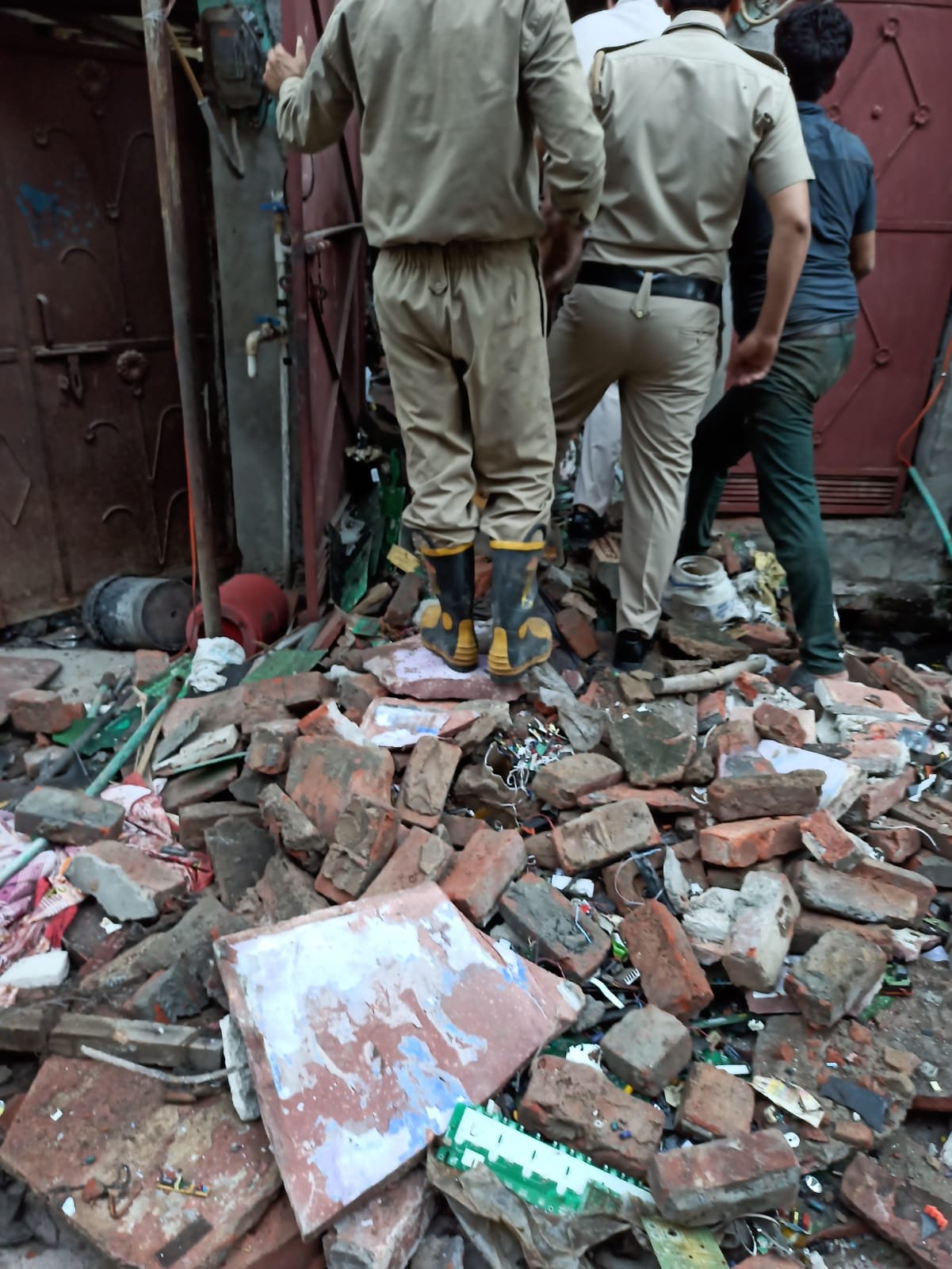 ONE KILLED, THREE INJURED AFTER A HOUSE COLLAPSED