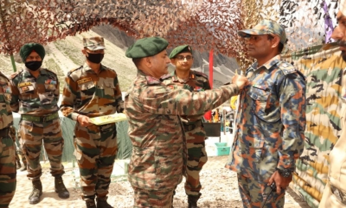 Northern Army Commander interacts with security personnel at Amarnath cave shrine