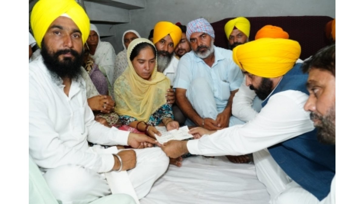 Punjab CM hands over cheque for Rs 1 crore to the martyr's family