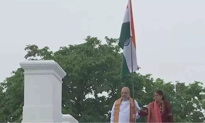 Amit Shah hoists tricolour at home