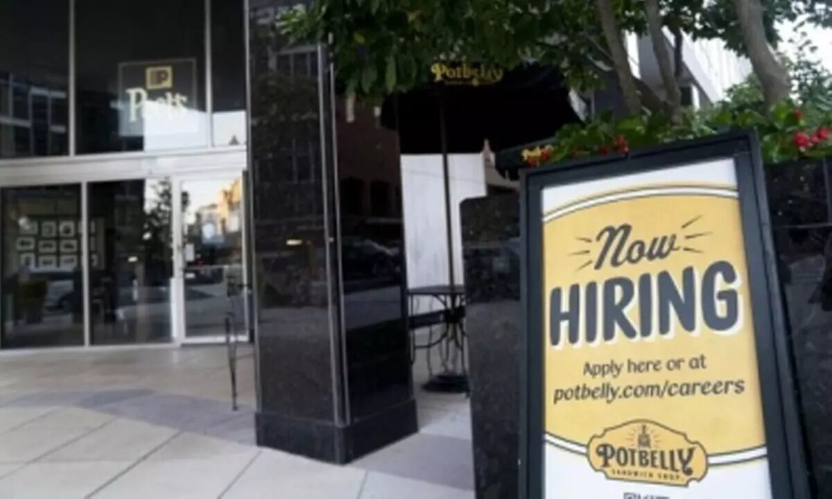 US jobless claims slightly drop last week