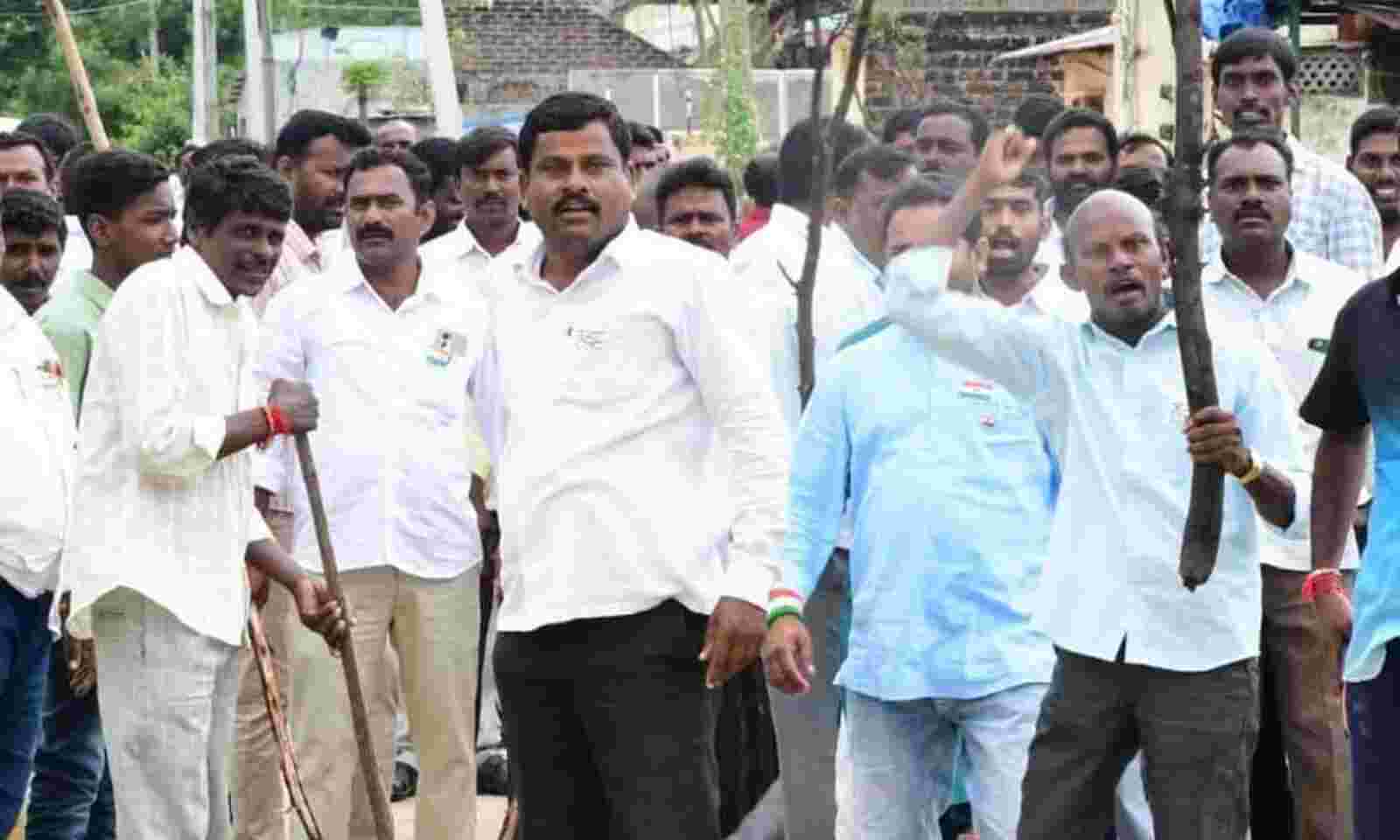 BJP workers injured in stone pelting by TRS activists