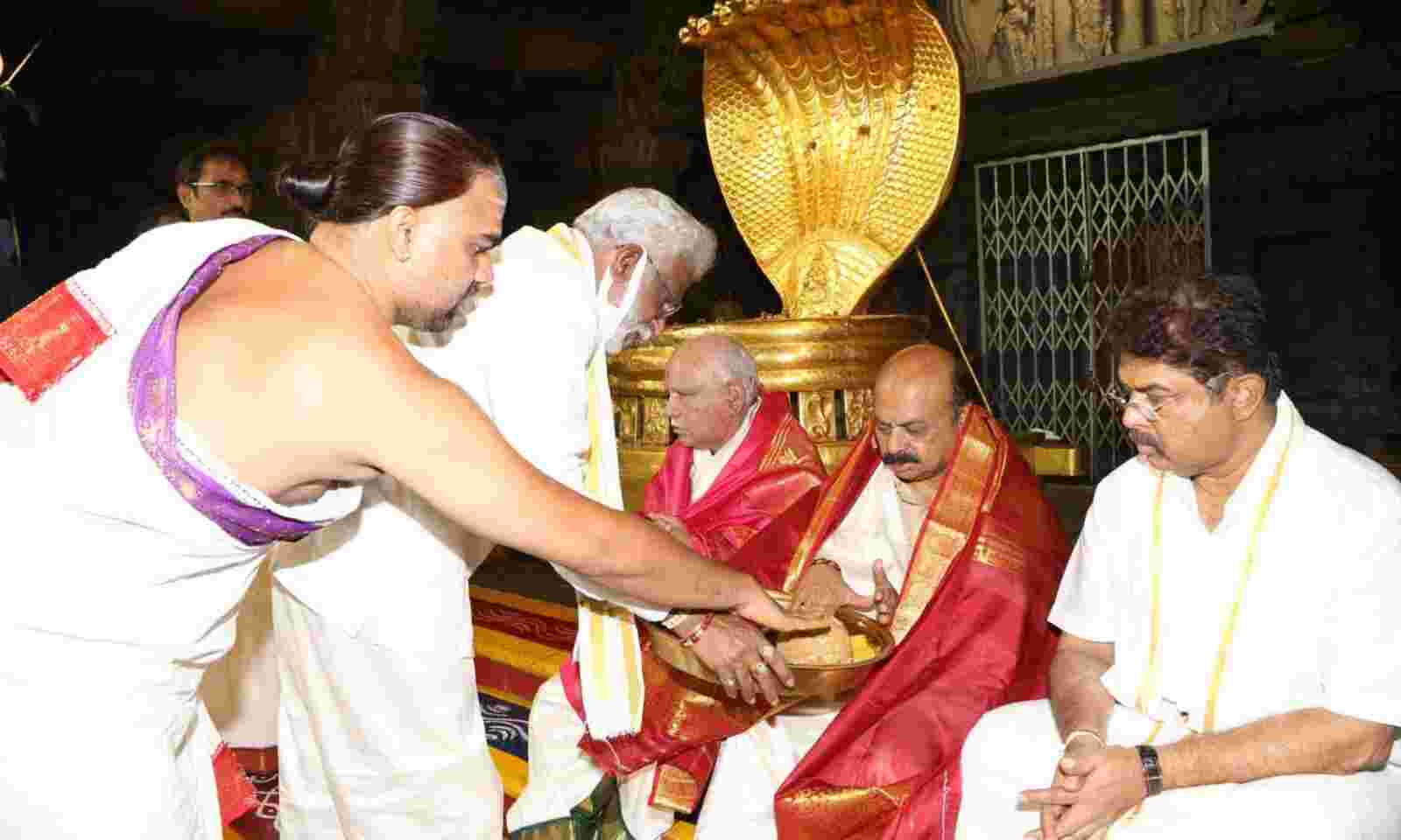 Bommai, Yediyurappa offer prayers to lord Venkateswara Swamy in Tirumala