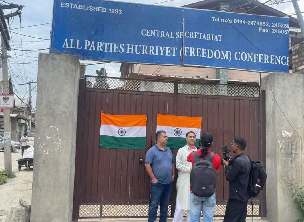 Tricolour affixed on the gate of Hurriyat Conference office in Srinagar