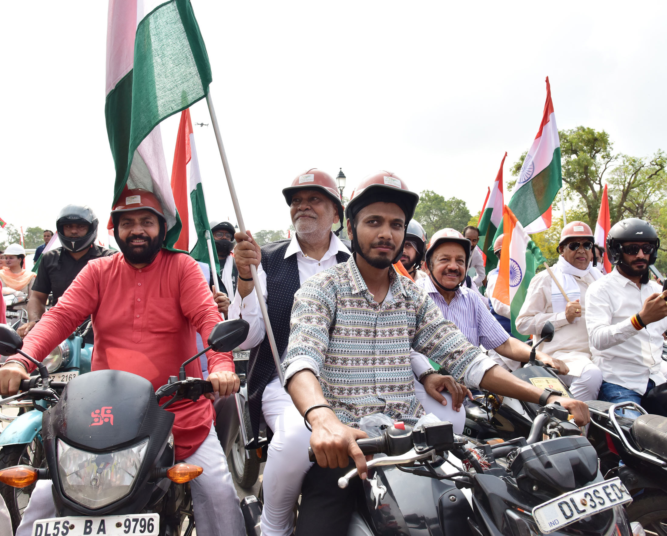 SHRI PARSHOTTAM RUPALA PARTICIPATES IN THE ‘TIRANGA’ BIKE RALLY OF MPS FROM RED FORT