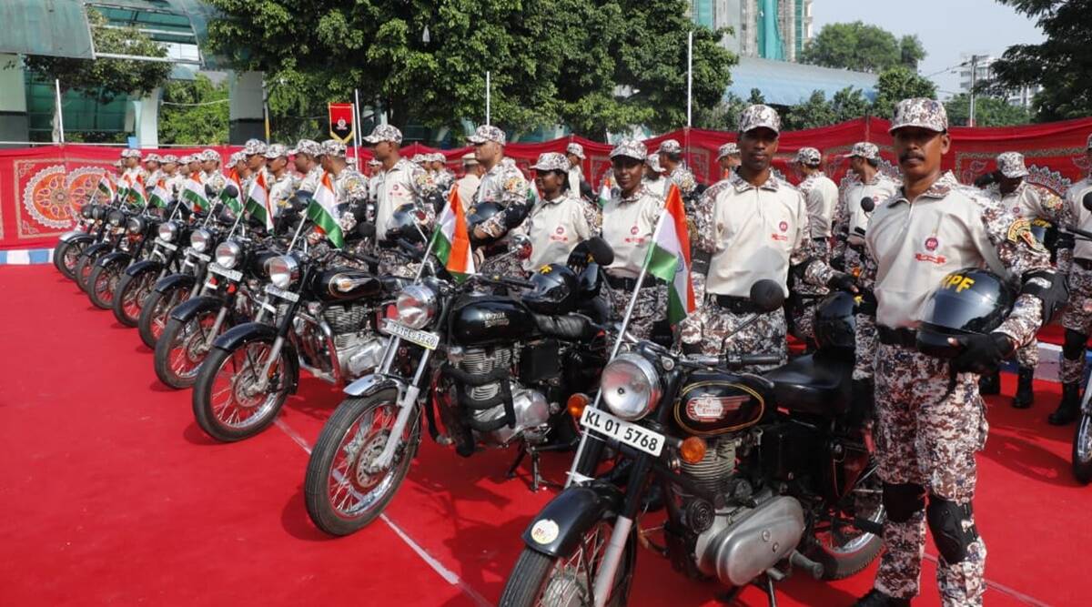 SCR GM flags off a motorcycle rally