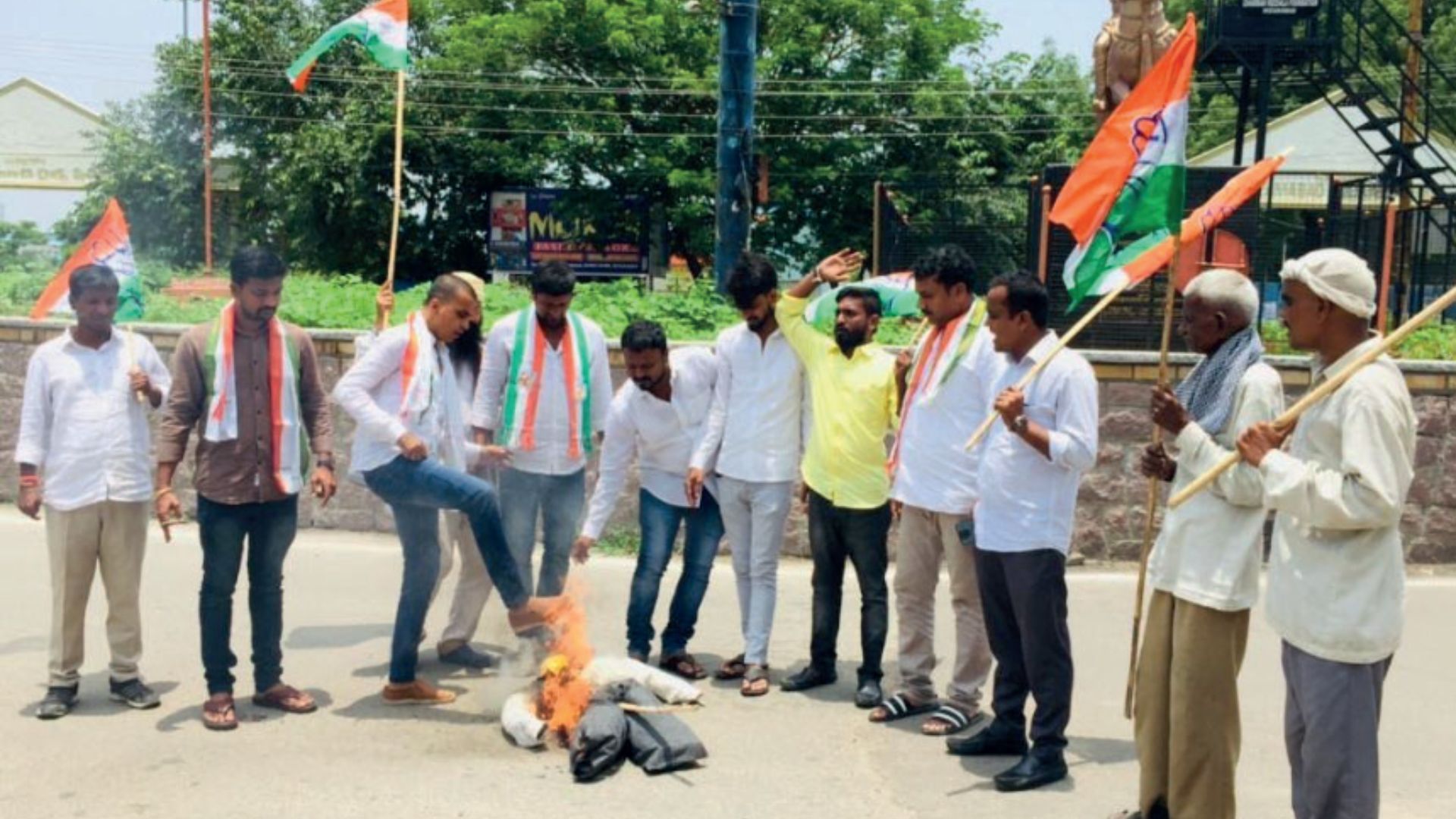 Burning of effigy of Komatireddy Rajagopal Reddy