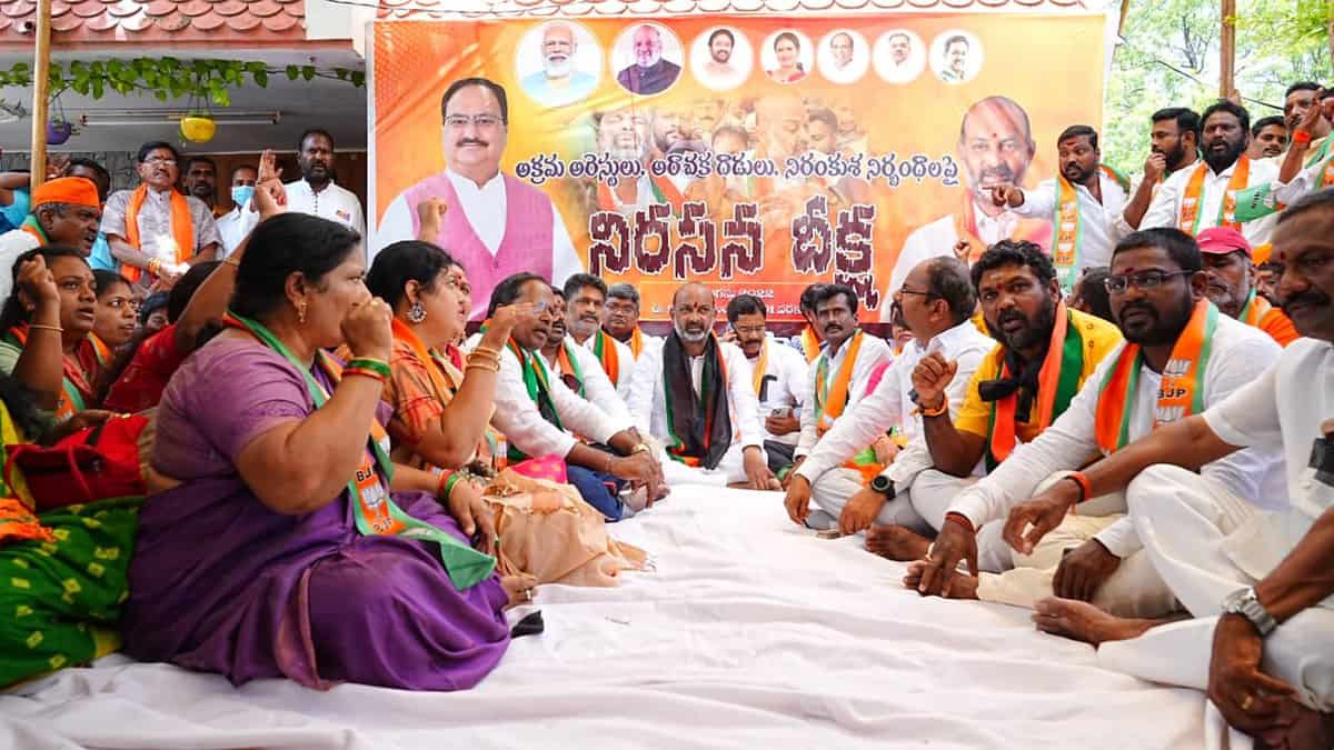 BJP holds protests across Telangana over arrests