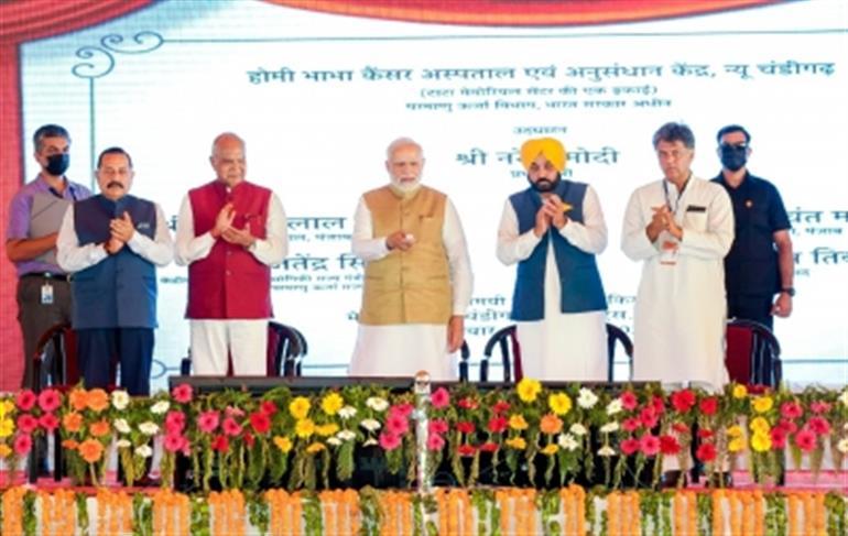 Rare show of bonhomie as Modi opens cancer hospital in Punjab