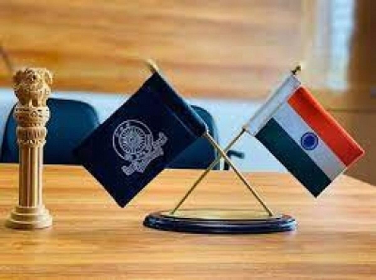 3 UP IAS oﬃcers seek VRS within a week