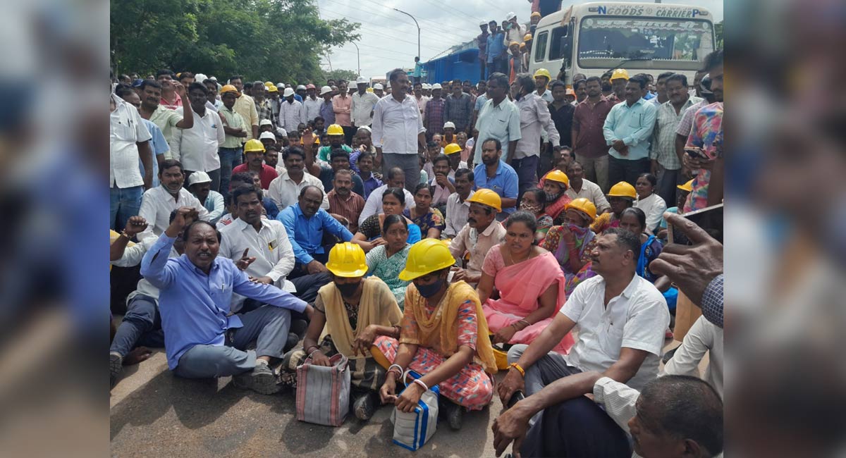 Dharna of NTPC contract workers tense