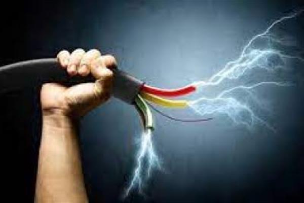 Two electrocuted while hoisting the national flag