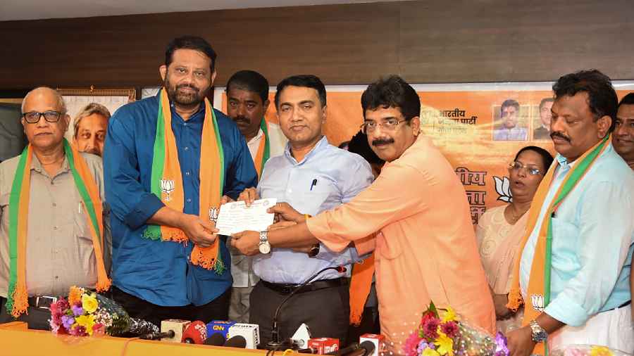 8 Congress MLAs in Goa join BJP