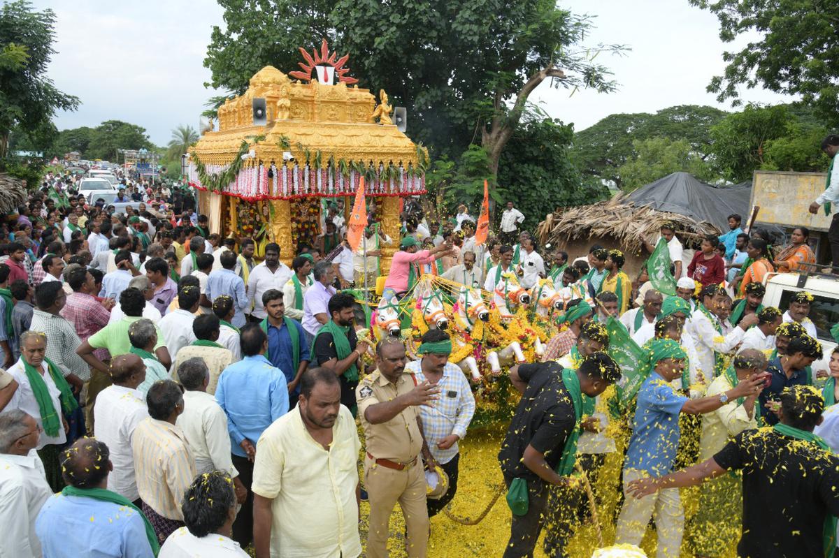 Support pours in for padyatra by Amaravati farmers