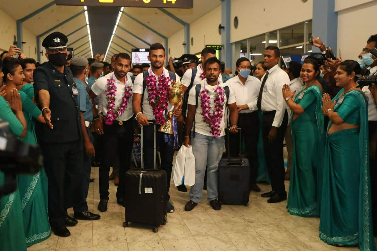 Sri Lankan cricket and netball teams given rousing welcome in Colombo