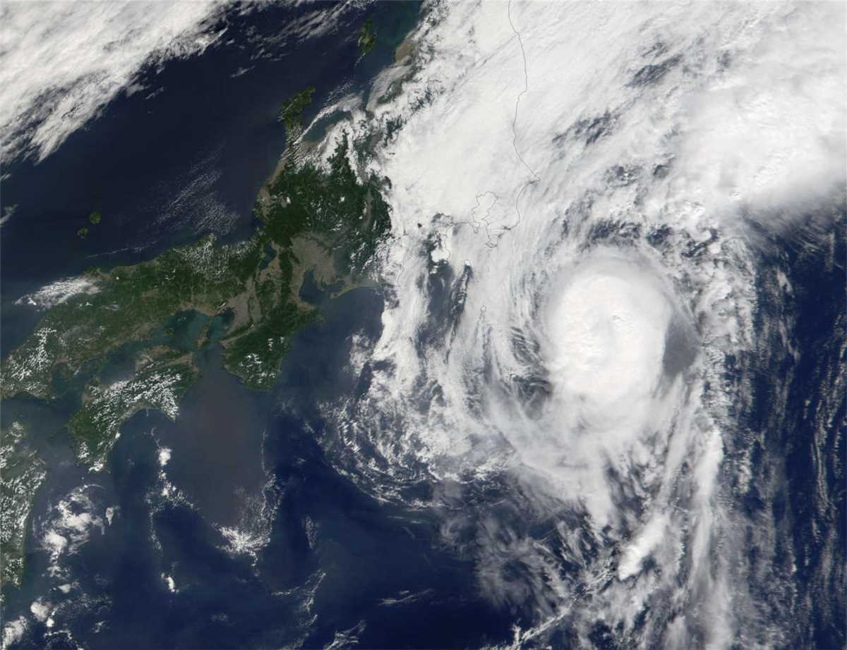 Typhoon lashes Japan, evacuation ordered