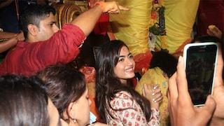 ‘Srivalli’ Rashmika Mandanna gets heavily mobbed by fans as she pays a visit to Lalbaugh Ka Raja!