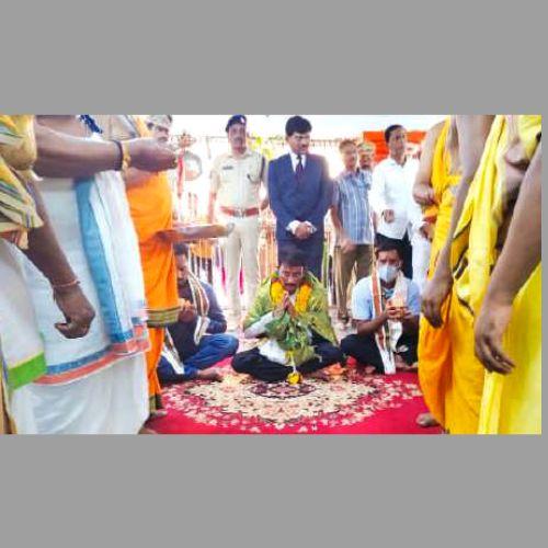 High Court Justice Venu Gopal in Kondagattu Anjanna Seva