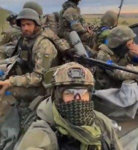 Soldiers with British accents filmed fighting in Ukrainian colours