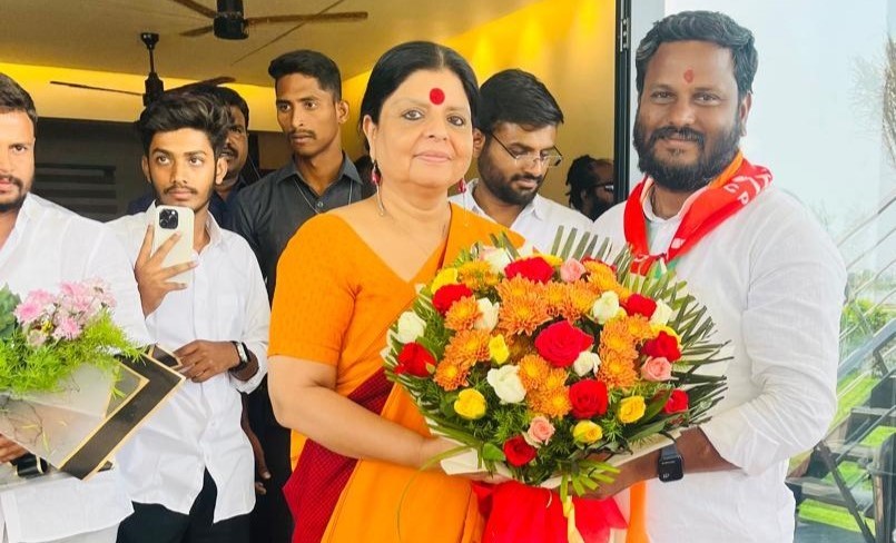 Telangana Congress party in-charge Deepadas Munshi with Medak MP candidate Neelam Madhu Mudiraj at Chitkul on Tuesday.