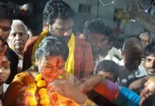 TDP-allies candidate from Payakaraopet Assembly constituency Vangalapudi Anitha receives warm welcome by people during her door-to-door campaign.
