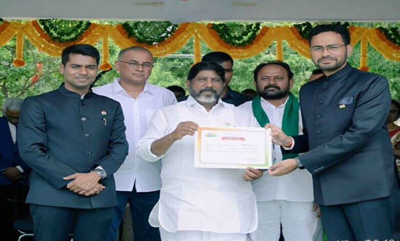 Siddharth Vikram Singh Urges Parents to Limit Mobile Phone Use Among Students