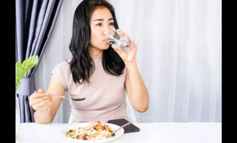 Why Drinking Water During Meals May Disrupt Digestion and What Experts Suggest Instead