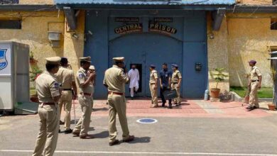Hyderabad prisoner escape as remand inmate Naresh jumps from police vehicle during transfer near Chanchalguda jail at traffic signal