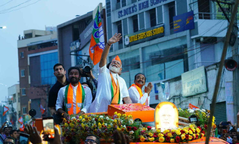 Narendra Modi addressing a huge Janagraha Sabha crowd in Hyderabad Parade Grounds