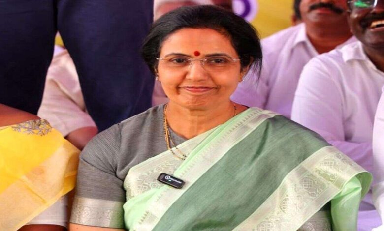 Nara Bhuvaneswari visits Yadadri temple with family and offers prayers at Lakshmi Narasimha Swamy shrine in Telangana