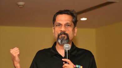 Startup owner reports financial loss due to Zoho Books software issue with failed transactions shown as successful