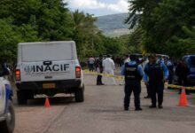 Police officers and security personnel at an investigation site in Honduras following deadly attacks involving police teams and farm workers.