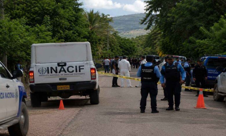 Police officers and security personnel at an investigation site in Honduras following deadly attacks involving police teams and farm workers.